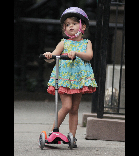Marion, fille de Sarah Jessica Parker, fait de la trottinette le 4 octobre 2012 à New York