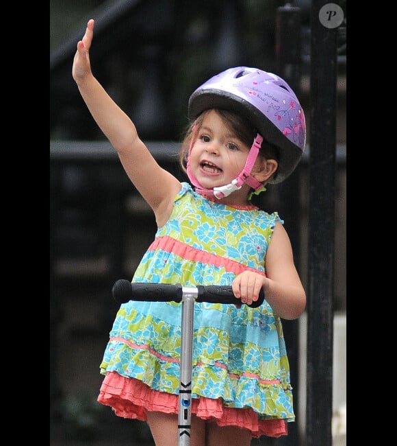 L'adorable Marion, fille de Sarah Jessica Parker, fait de la trottinette le 4 octobre 2012 à New York