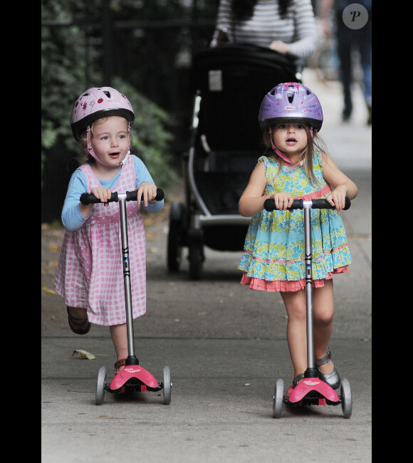 Marion et Tabitha, filles de Sarah Jessica Parker, font de la trottinette le 4 octobre 2012 à New York