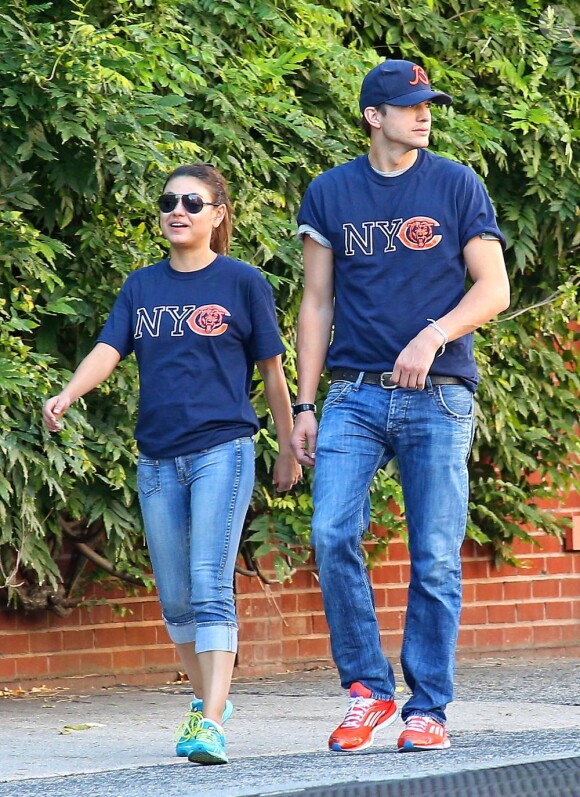 Mila Kunis et Ashton Kutcher, amoureux et fiers supporters new-yorkais des Chicago Bears. New York, le 23 septembre 2012.