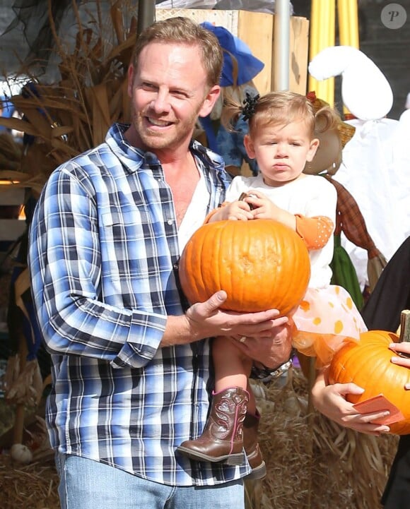 Ian Ziering se rend à la ferme aux citrouilles avec sa femme et leur fille Mia à West Hollywood le 6 octobre 2012.