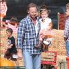 Ian Ziering, sa femme et leur fille Mia se rendent à la ferme de "Mr. Bones Pumpkin Patch" à Los Angeles le 7 octobre 2012.