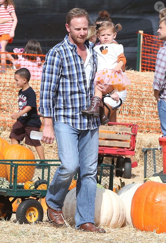 Ian Ziering, sa femme et leur fille Mia se rendent à la ferme de "Mr. Bones Pumpkin Patch" à Los Angeles le 7 octobre 2012.