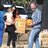 Ian Ziering, sa femme et leur fille Mia vont tous ensemble à la ferme de "Mr. Bones Pumpkin Patch" à Los Angeles le 7 octobre 2012.