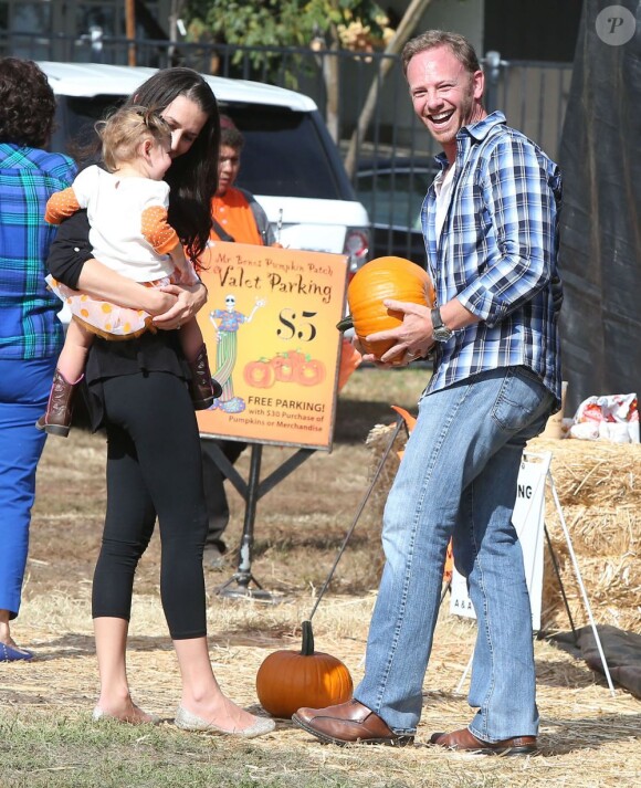 Ian Ziering, sa femme et leur fille Mia vont tous ensemble à la ferme de "Mr. Bones Pumpkin Patch" à Los Angeles le 7 octobre 2012.