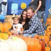 Ian Ziering pose en famille à la ferme de "Mr. Bones Pumpkin Patch" à Los Angeles le 7 octobre 2012.