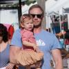 Ian Ziering fait ses courses avec sa femme Erin Kristine Ludwig et leur fille Mia au marché de West Hollywood le 7 octobre 2012.