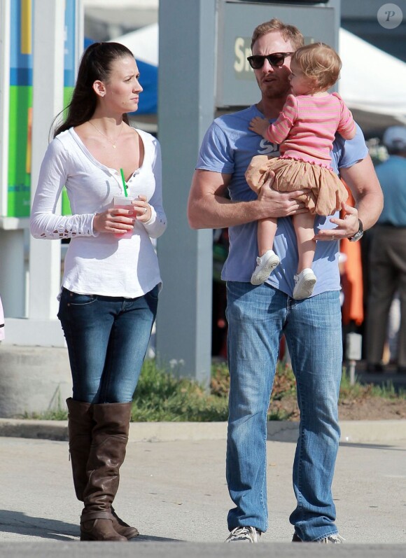 Ian Ziering fait ses courses avec son épouse et leur bébé au marché de West Hollywood le 7 octobre 2012.