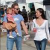 Ian Ziering fait ses courses avec sa femme et leur fille Mia à Los Angeles le 7 octobre 2012.