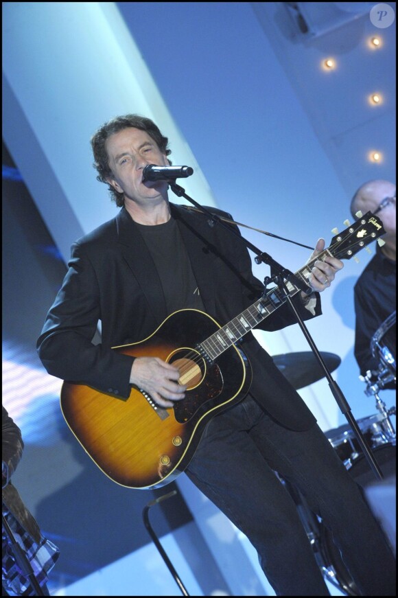 Francis Cabrel sur le plateau de Vivement Dimanche, en mars 2010.