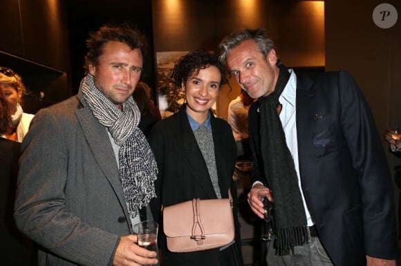 Alexandre Brasseur, Amelle Chahbi et David Brécourt au vernissage de l'exposition D'un pôle à l'autre à Paris, le 1er octobre 2012.