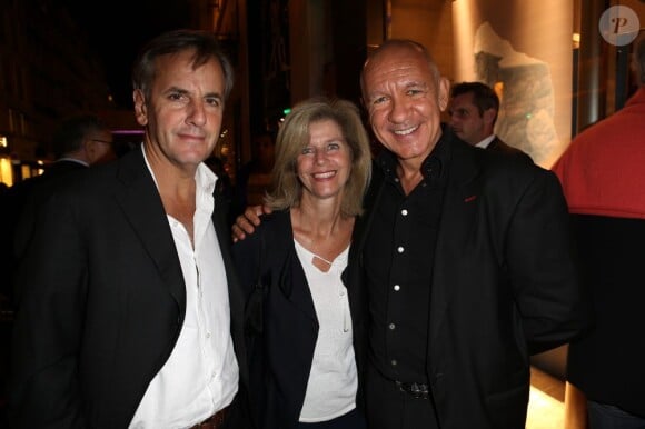 Bernard de La Villardière, sa femme et Dominique Bergin au vernissage de l'exposition D'un pôle à l'autre à Paris, le 1er octobre 2012.