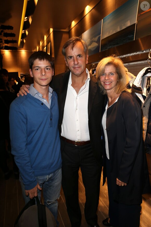 Bernard de La Villardière, son épouse et leur fils au vernissage de l'exposition D'un pôle à l'autre à Paris, le 1er octobre 2012.