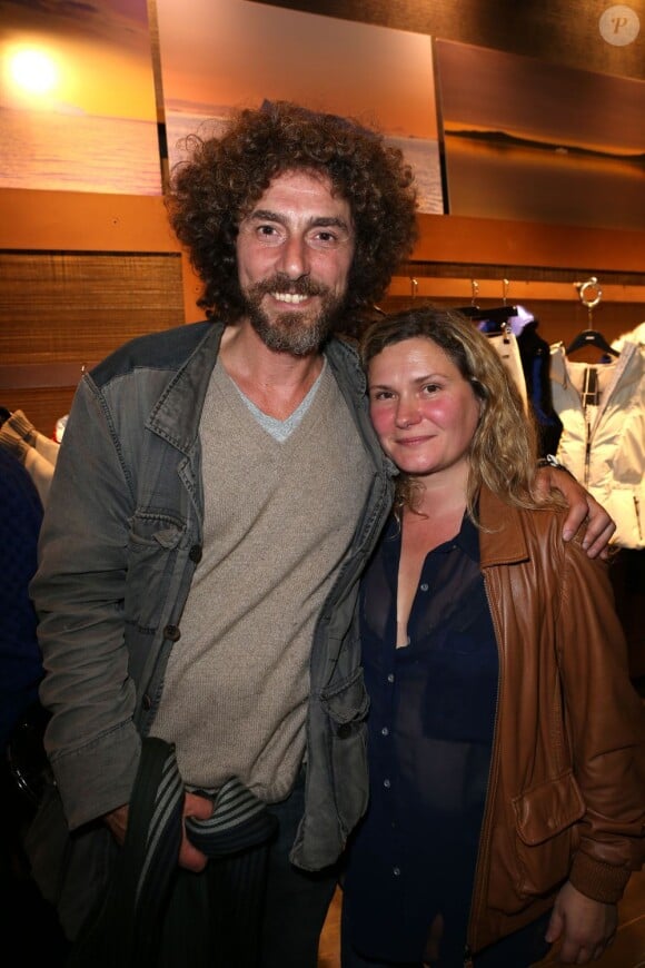 Simon Lelouch et son épouse Anne au vernissage de l'exposition D'un pôle à l'autre à Paris, le 1er octobre 2012.
