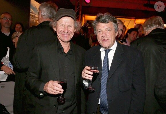 Philippe Poupon et Jean-Louis Borloo au vernissage de l'exposition D'un pôle à l'autre à Paris, le 1er octobre 2012.