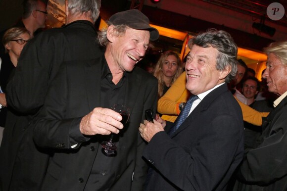 Philippe Poupon et Jean-Louis Borloo au vernissage de l'exposition D'un pôle à l'autre à Paris, le 1er octobre 2012.
