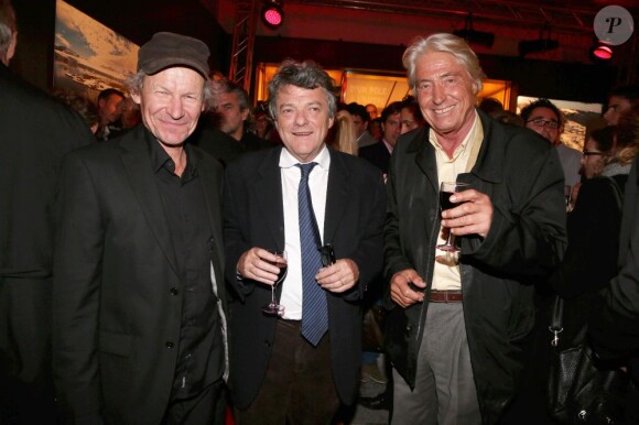 Philippe Poupon, Jean-Louis Borloo et Pierre Cornette de Saint-Cyr au vernissage de l'exposition D'un pôle à l'autre à Paris, le 1er octobre 2012.