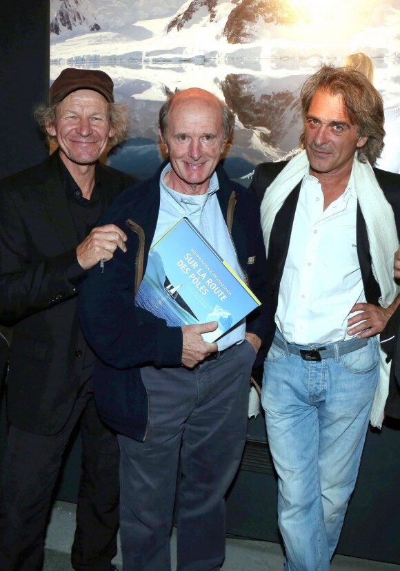Philippe Poupon, Jean-Louis Etienne et Titouan Lamazou au vernissage de l'exposition D'un pôle à l'autre à Paris, le 1er octobre 2012.
