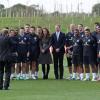 Le prince William et son épouse Kate Middleton ont rencontré les joueurs de la sélection britannique lors de l'inauguration du centre d'entraînement des Three Lions, le St George's Park à Burton-upon-Trent le 9 octobre 2012