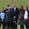 Le prince William et son épouse Kate Middleton ont rencontré les joueurs de la sélection britannique lors de l'inauguration du centre d'entraînement des Three Lions, le St George's Park à Burton-upon-Trent le 9 octobre 2012