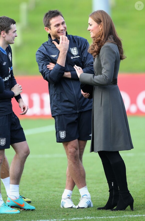 Kate Middleton a charmé Franck Lampard et Adam Johnson de la sélection britannique lors de l'inauguration du centre d'entraînement des Three Lions, le St George's Park à Burton-upon-Trent le 9 octobre 2012