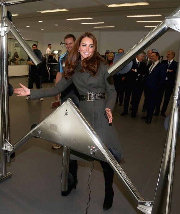Kate Middleton en plein exercice lors de l'inauguration du centre d'entraînement des Three Lions, le St George's Park à Burton-upon-Trent le 9 octobre 2012