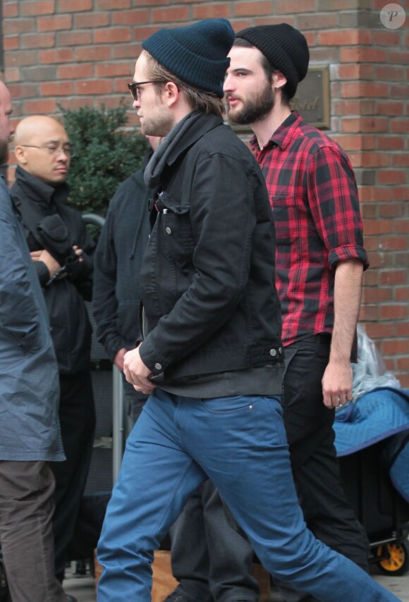 Robert Pattinson, affichant un look très décontracté, quitte son hôtel à New York le 8 octobre 2012