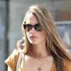 Alessandra Ambrosio surprise en pleine séance shopping à Los Angeles. Le 9 octobre 2012.