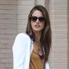 Alessandra Ambrosio, superbe pour un moment shopping chez Barney's New York. Beverly Hills, le 9 octobre 2012.