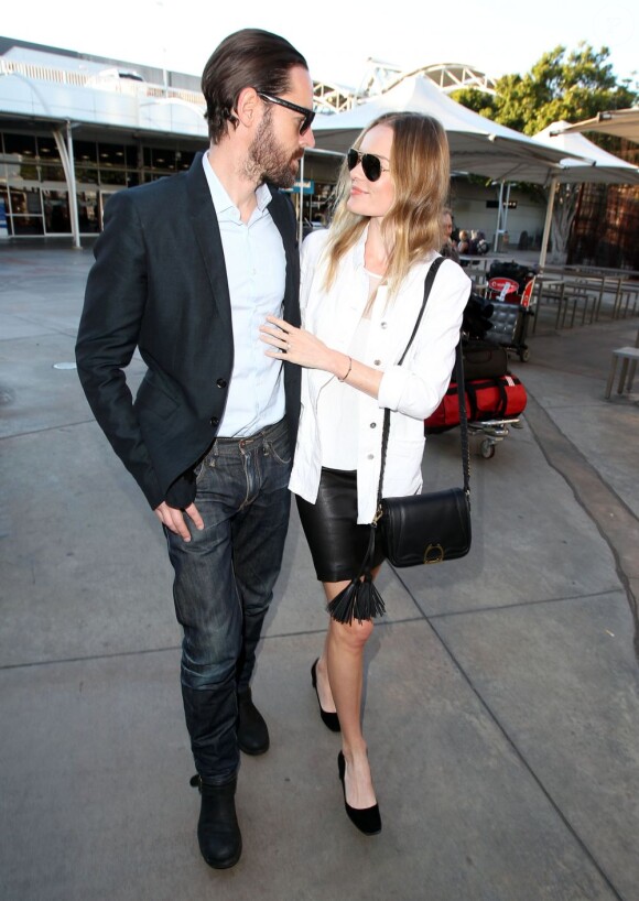 Kate Bosworth arrive à Sydney pour effectuer ses premiers pas d'ambassadrice beauté pour SK-II, soutenue par son fiancé Michael Polish. Le 10 octobre 2012.