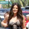 Khloé Kardashian, sexy dans une robe en dentelle Kardashian Kollection sous le soleil de Miami. Le 10 octobre 2012.