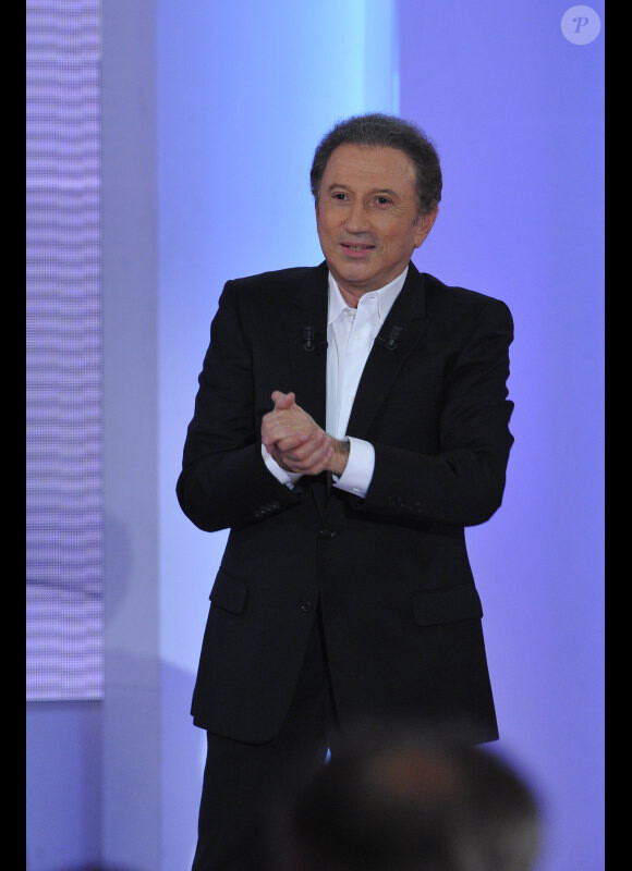Michel Drucker lors de l'enregistrement de l'émission Vivement Dimanche à Paris le 9 octobre 2012