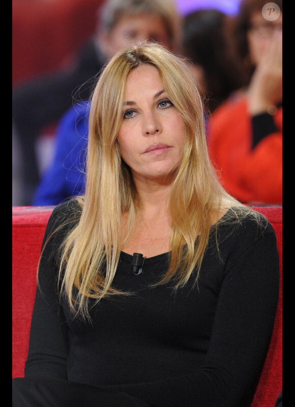 Mathilde Seigner lors de l'enregistrement de l'émission Vivement Dimanche à Paris le 9 octobre 2012