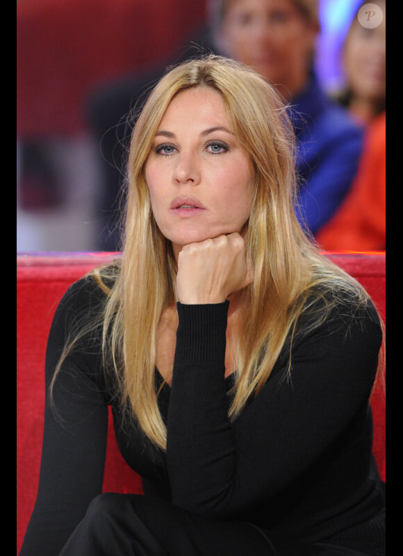 Mathilde Seigner lors de l'enregistrement de l'émission Vivement Dimanche à Paris le 9 octobre 2012