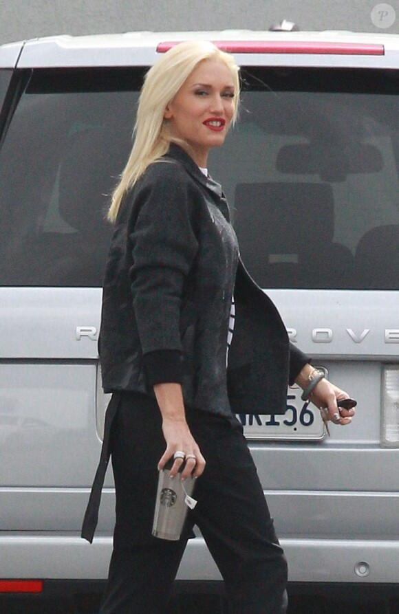 Gwen Stefani, souriante, arrive au studio Center Staging pour répéter avec ses compères de No Doubt. Burbank, le 11 Octobre 2012.