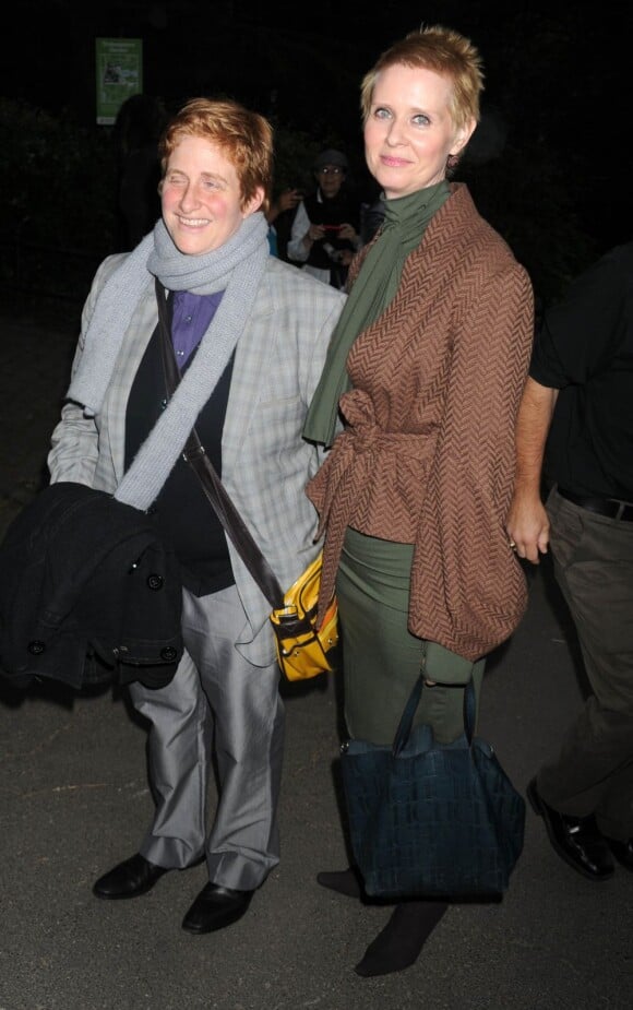Cynthia Nixon et sa compagne Christine Marinoni à New York le 18 juin 2012.