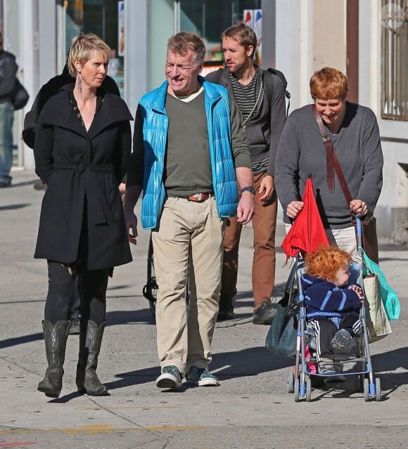 Cynthia Nixon se promène avec sa compagne Christine Marinoni, leur jeune fils et un ami dans les rues de New York le 11 octobre 2012.
