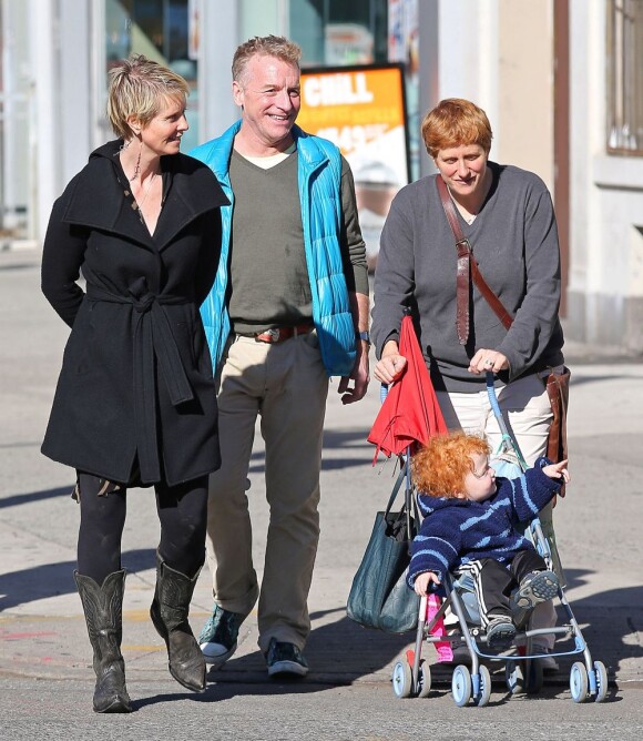 Cynthia Nixon se promène avec sa femme Christine Marinoni, leur jeune fils et un ami dans les rues de New York le 11 octobre 2012.