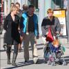 Cynthia Nixon se promène avec sa compagne Christine Marinoni, leur fils et un ami dans les rues de New York le 11 octobre 2012.