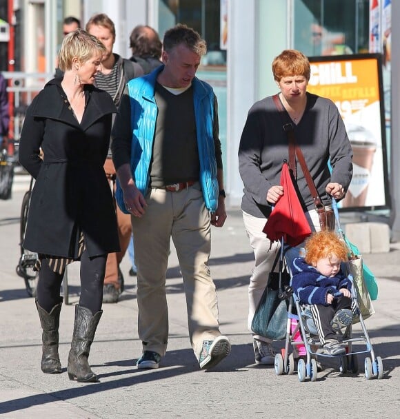 Cynthia Nixon se promène avec sa compagne Christine Marinoni, leur fils et un ami dans les rues de New York le 11 octobre 2012.
