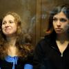 Maria Alekhina et Nadedja Tolokonnikova (qui vient de désavouer son compagnon), condamnées à deux ans de camp, le 10 octobre 2012 à Moscou.