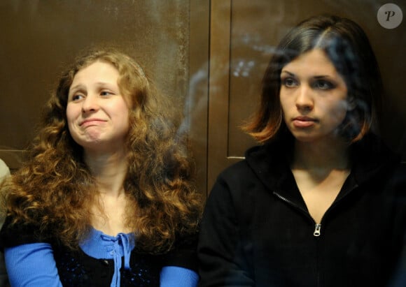 Maria Alekhina et Nadedja Tolokonnikova (qui vient de désavouer son compagnon), condamnées à deux ans de camp, le 10 octobre 2012 à Moscou.
