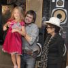 Pyotr Verzilov, époux de Nadejda Tolokonnikova, et sa fille Gera reçus par Yoko Ono à New York, le 21 septembre 2012. La veuve de Johnny Lennon vient d'attribuer aux Pussy Riot la bourse LennonOno pour la paix.