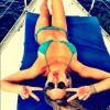 Bar Refaeli, sexy en bikini dévoile son corps de rêve sur twitter. Titre de la photo : "Life's Beach". Le 11 octobre 2012.
