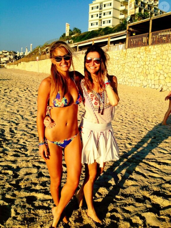 Le top Bar Refaeli dévoile des photos d'elle en bikini sur Twitter. Le 11 octobre 2012.