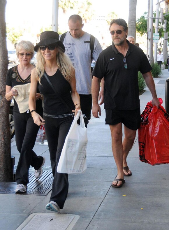 Russell Crowe fait du shopping avec sa femme Danielle Spencer en juillet 2012