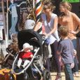 Jessica Alba se balade avec ses enfants chez Mr Bones Pumpkin à Los Angeles le 14 octobre 2012
