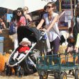 Jessica Alba se balade avec ses enfants chez Mr Bones Pumpkin à Los Angeles le 14 octobre 2012