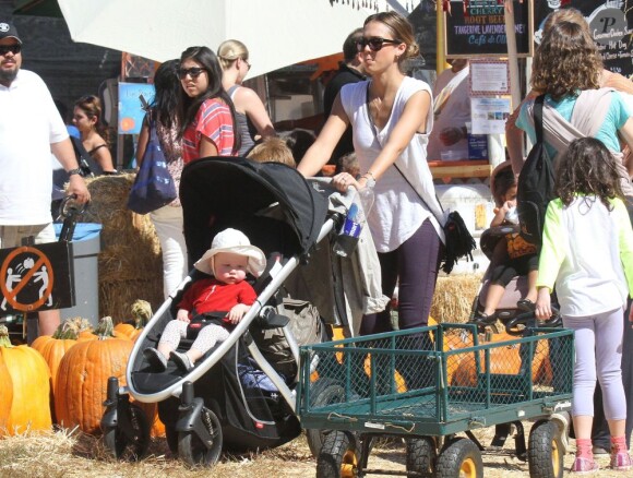 Jessica Alba se balade avec ses enfants chez Mr Bones Pumpkin à Los Angeles le 14 octobre 2012