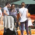 Jessica Alba et Alessandra Ambrosio se sont retrouvées avec leurs enfants pour choisir leurs citrouilles d'Halloween à Los Angeles, chez Mr Bones Pumpkin. Le 14 octobre 2012